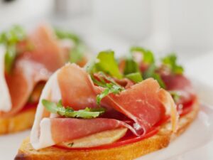 Брускетта с вяленной пармой и черри