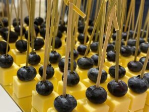 Канапе с фруктовым сыром и черникой