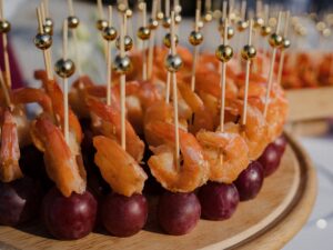 Канапе с королевской креветкой и виноградом