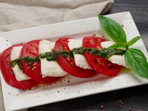 Моцарелла с томатами и соусом песто