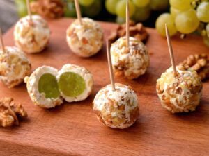 Конфеты из козьего сыра с виноградом и фисташками