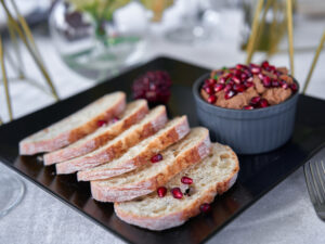 Паштет из куриной печени с гранатом на хрустящих тостах