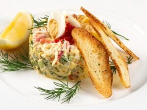 Салат «Оливье» с курицей и французскими тостами
